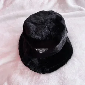 【日本入手困難】プラダ Suede shearling bucket hat 手袋 Prada | Accessories | Shearling Bucket Hat Black | Poshmark